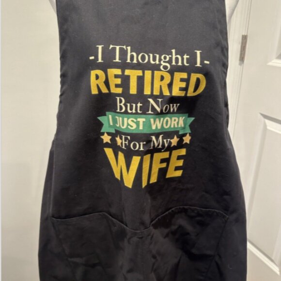 Funny Apron for Men “I THOUGHT I RETIRED BUT NOW I JUST WORK FOR MY WIFE” New! - Picture 2 of 3